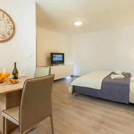 Guest house Apartments & Room Rollex Split