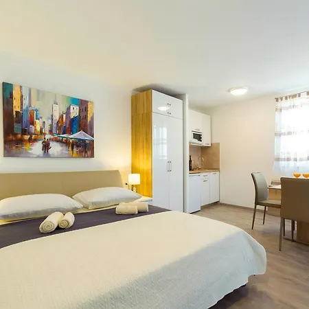 Guest house Apartments & Room Rollex