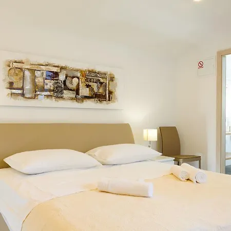 Apartments & Room Rollex 4*